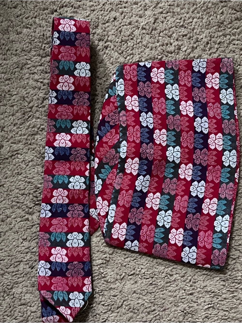 Men's Red Floral Pattern Tie and Pocket Square Set - Unbranded